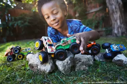 HOT WHEELS Monster Trucks Demolition Doubles 1:64 Scale,2 Monster Trucks (Multicolor)